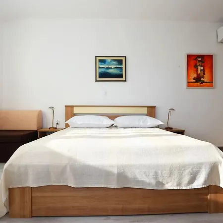 House Natali 70m From The - Free Ev Up רטינה