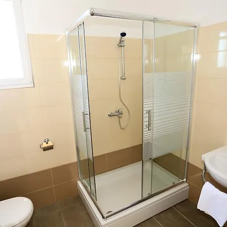 House Natali 70m From The - Free Ev Up רטינה