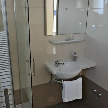 בית נופש House Natali 70m From The - Free Ev Up רטינה