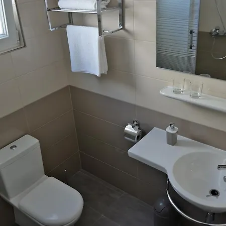 House Natali 70m From The - Free Ev Up רטינה