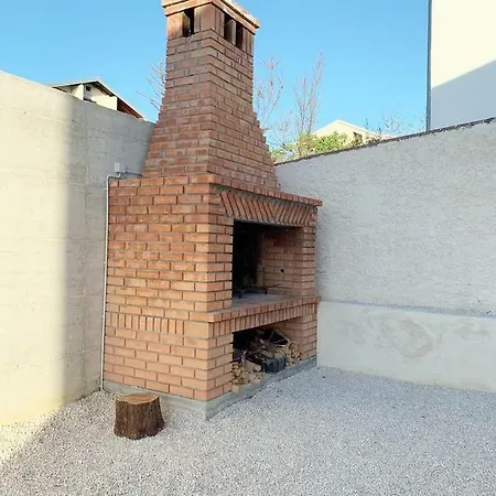 בית נופש House Natali 70m From The - Free Ev Up רטינה